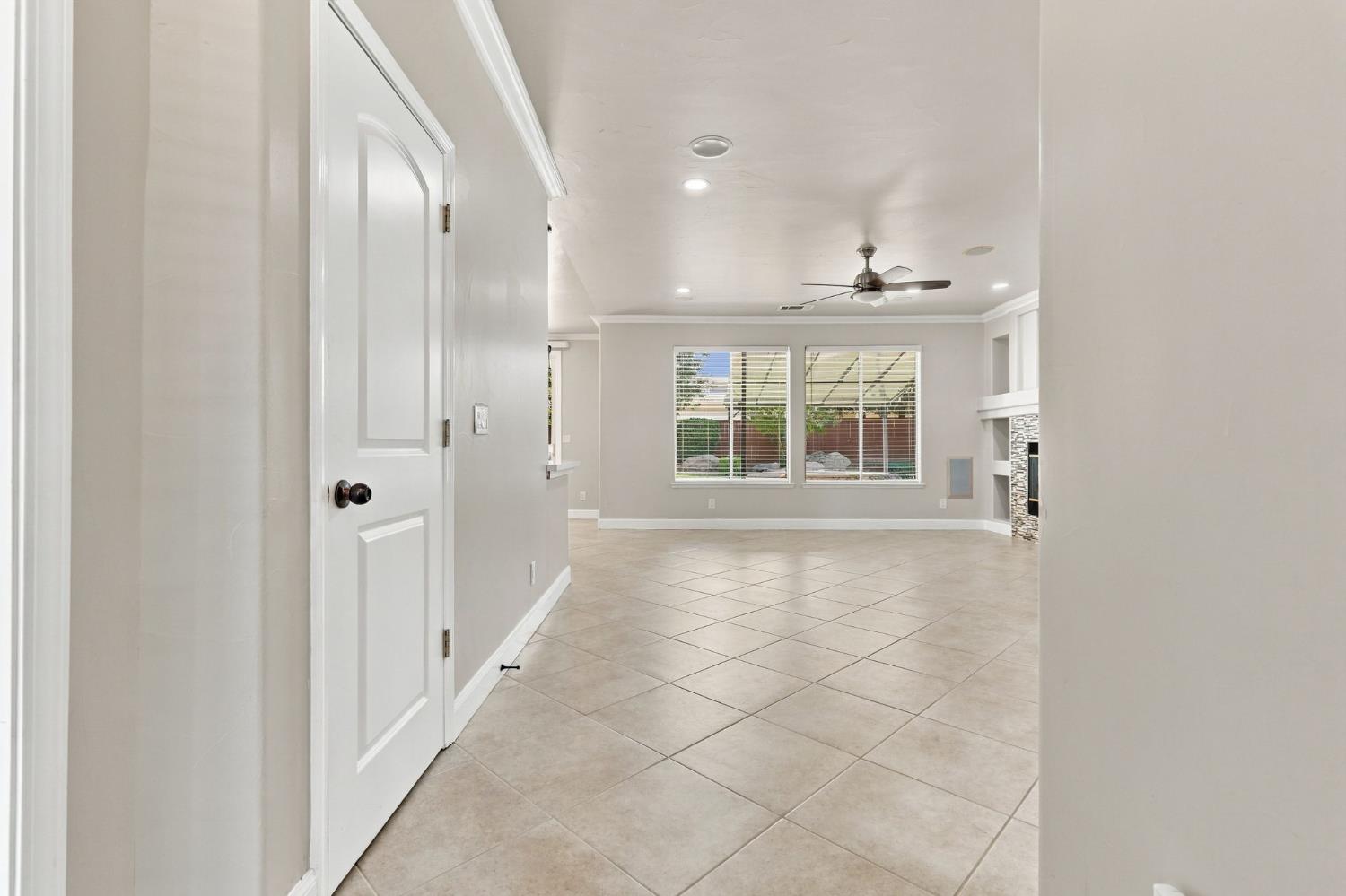 4910 N Crestmoor Ave, Clovis, CA 93619