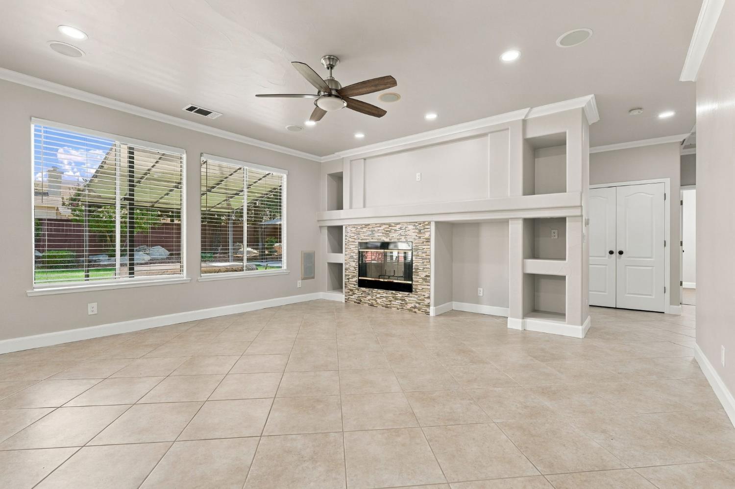 4910 N Crestmoor Ave, Clovis, CA 93619