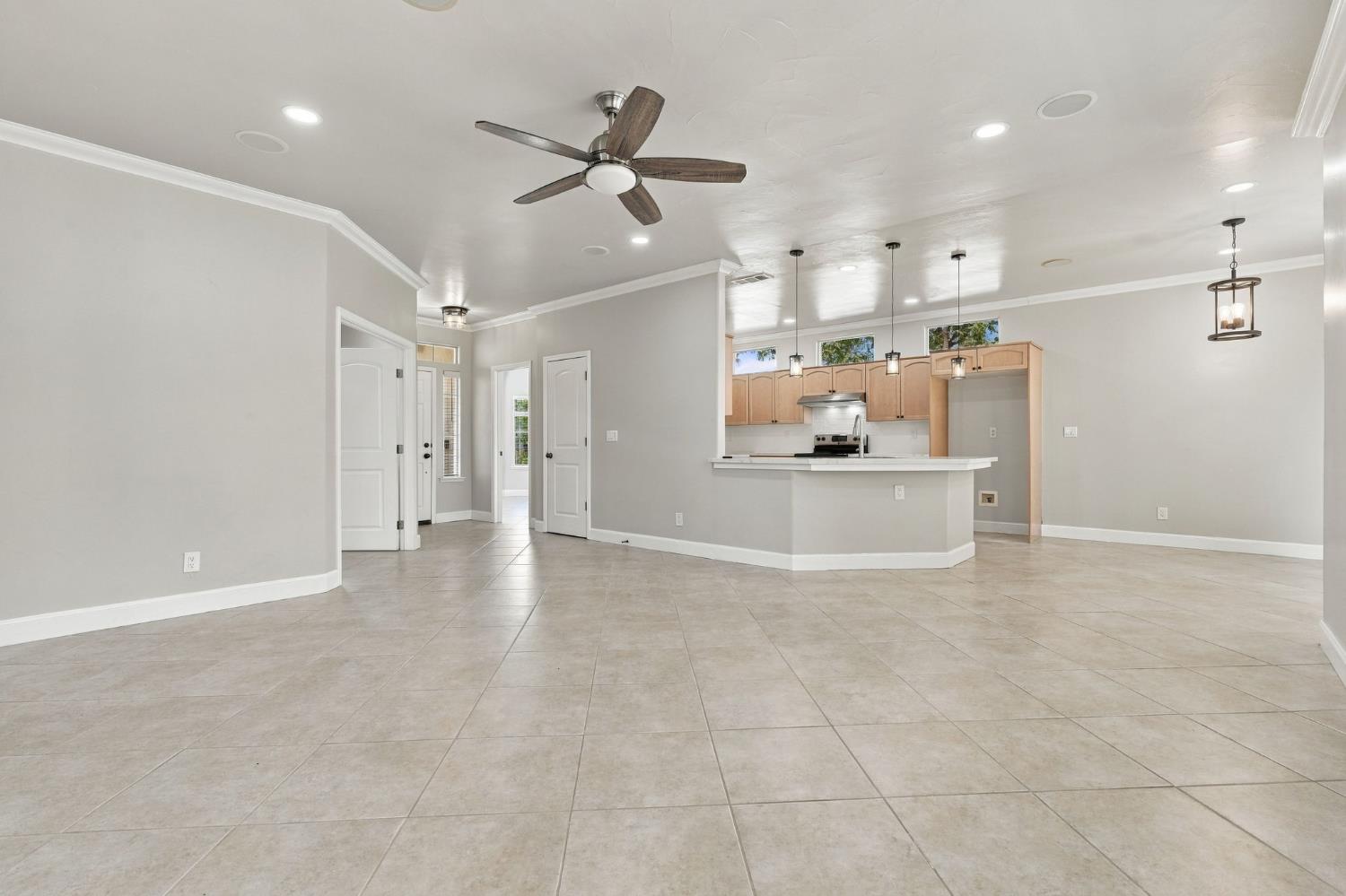 4910 N Crestmoor Ave, Clovis, CA 93619