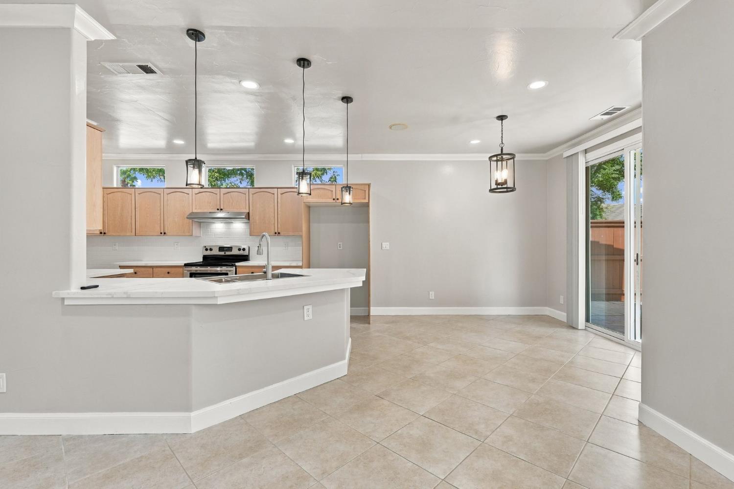 4910 N Crestmoor Ave, Clovis, CA 93619