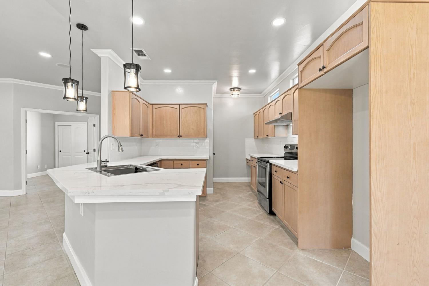 4910 N Crestmoor Ave, Clovis, CA 93619