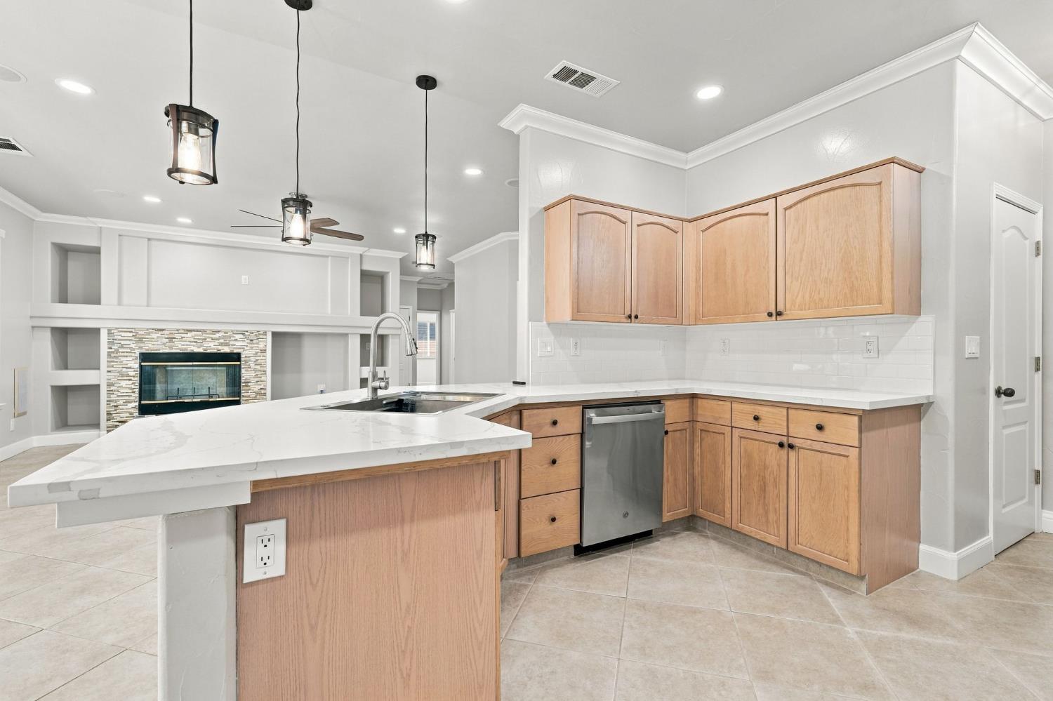 4910 N Crestmoor Ave, Clovis, CA 93619