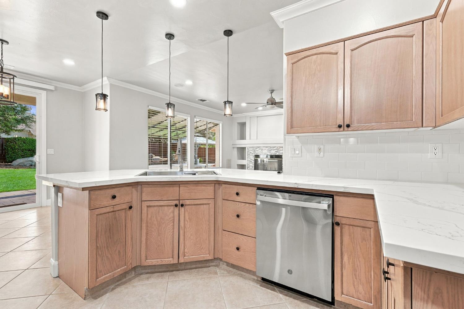 4910 N Crestmoor Ave, Clovis, CA 93619