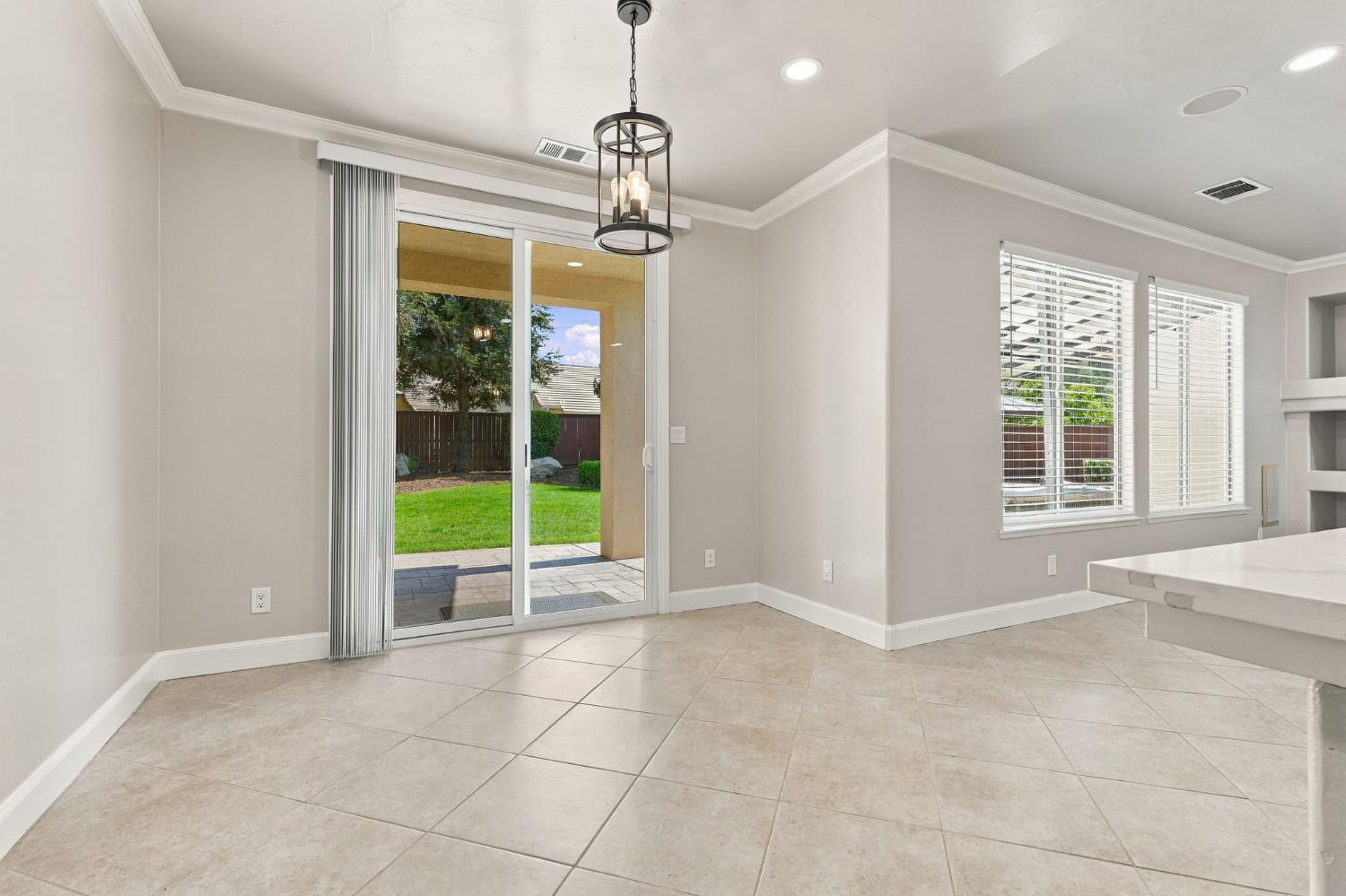 4910 N Crestmoor Ave, Clovis, CA 93619
