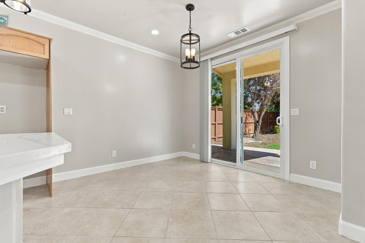 4910 N Crestmoor Ave, Clovis, CA 93619