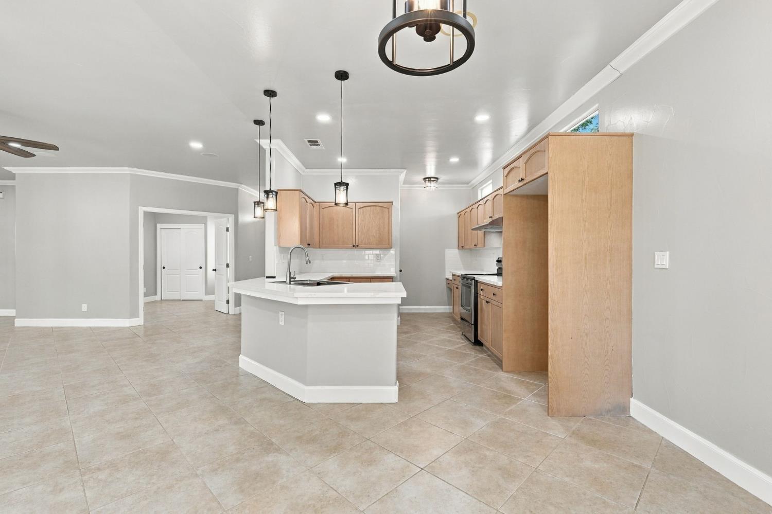 4910 N Crestmoor Ave, Clovis, CA 93619