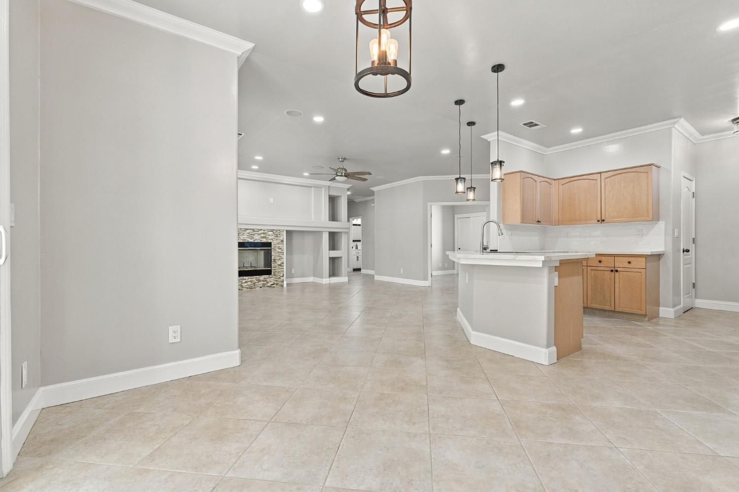 4910 N Crestmoor Ave, Clovis, CA 93619