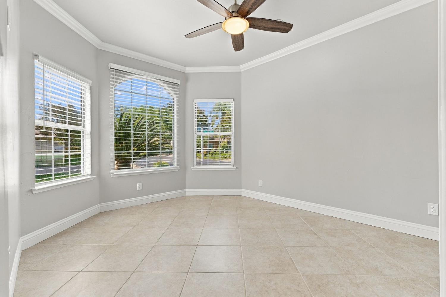 4910 N Crestmoor Ave, Clovis, CA 93619