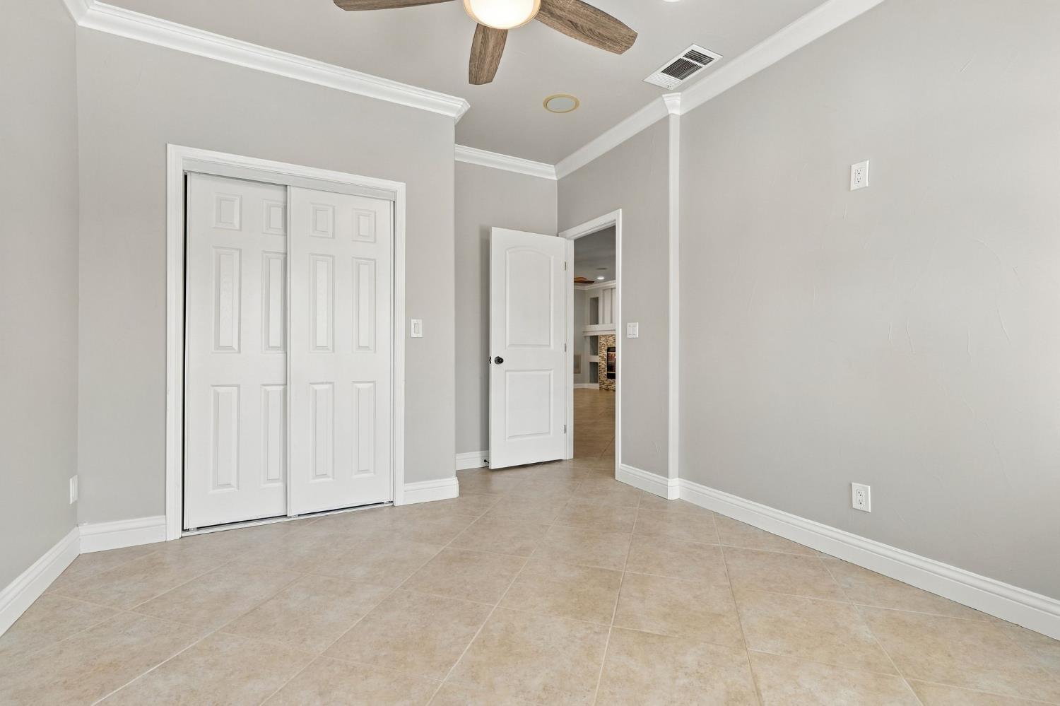 4910 N Crestmoor Ave, Clovis, CA 93619