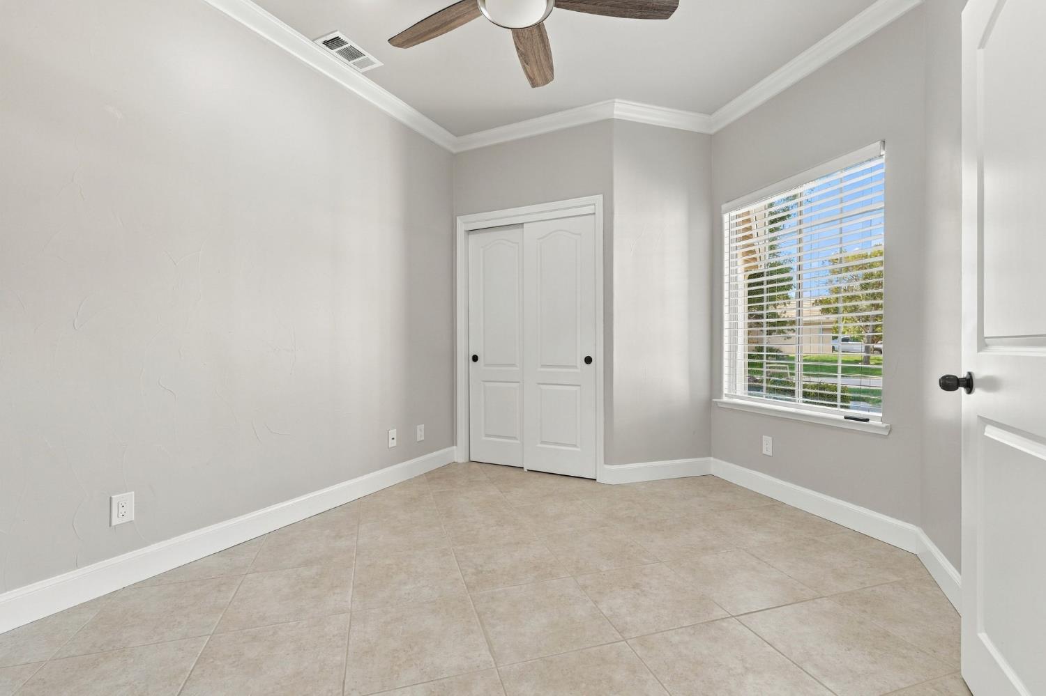 4910 N Crestmoor Ave, Clovis, CA 93619
