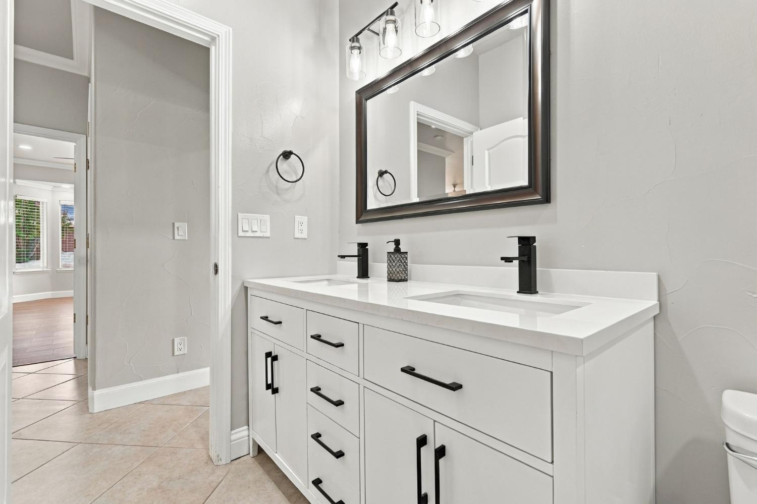 4910 N Crestmoor Ave, Clovis, CA 93619