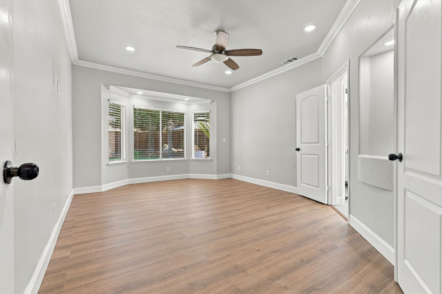 4910 N Crestmoor Ave, Clovis, CA 93619