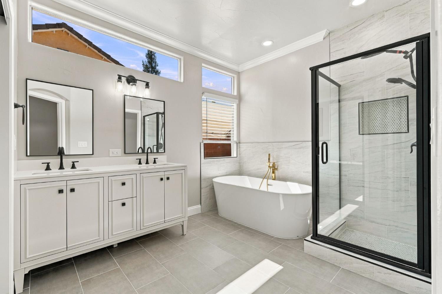 4910 N Crestmoor Ave, Clovis, CA 93619