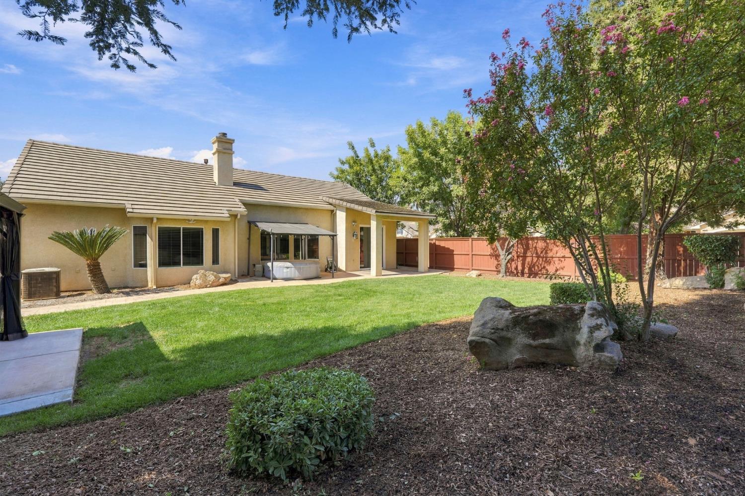 4910 N Crestmoor Ave, Clovis, CA 93619