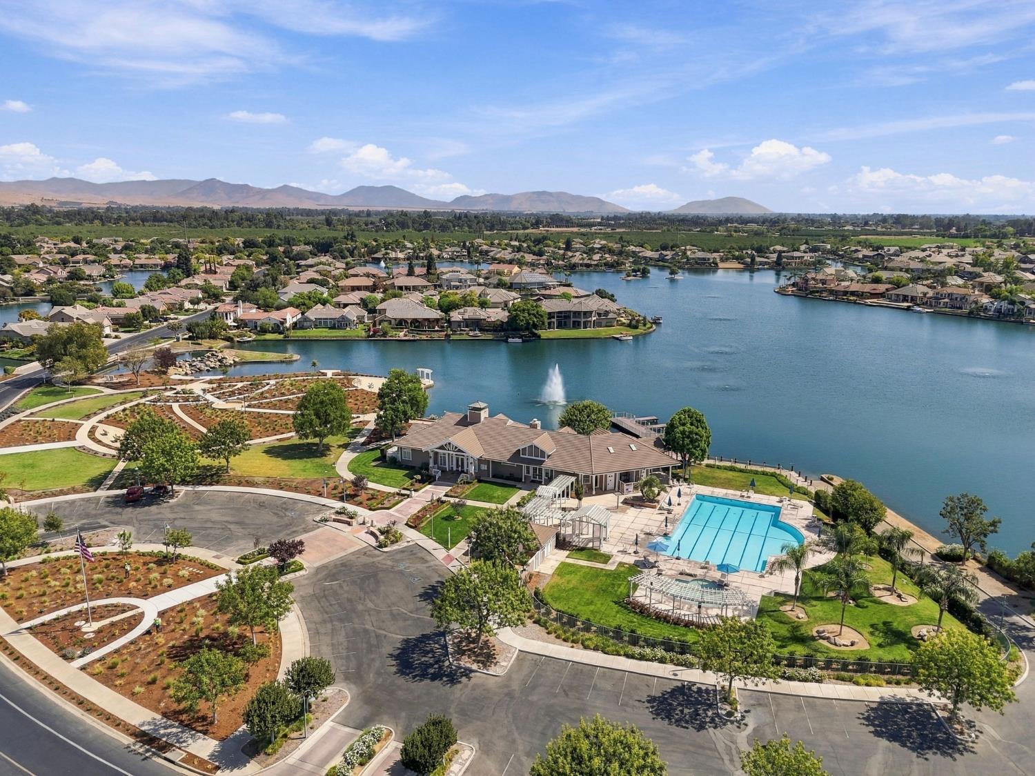 4910 N Crestmoor Ave, Clovis, CA 93619