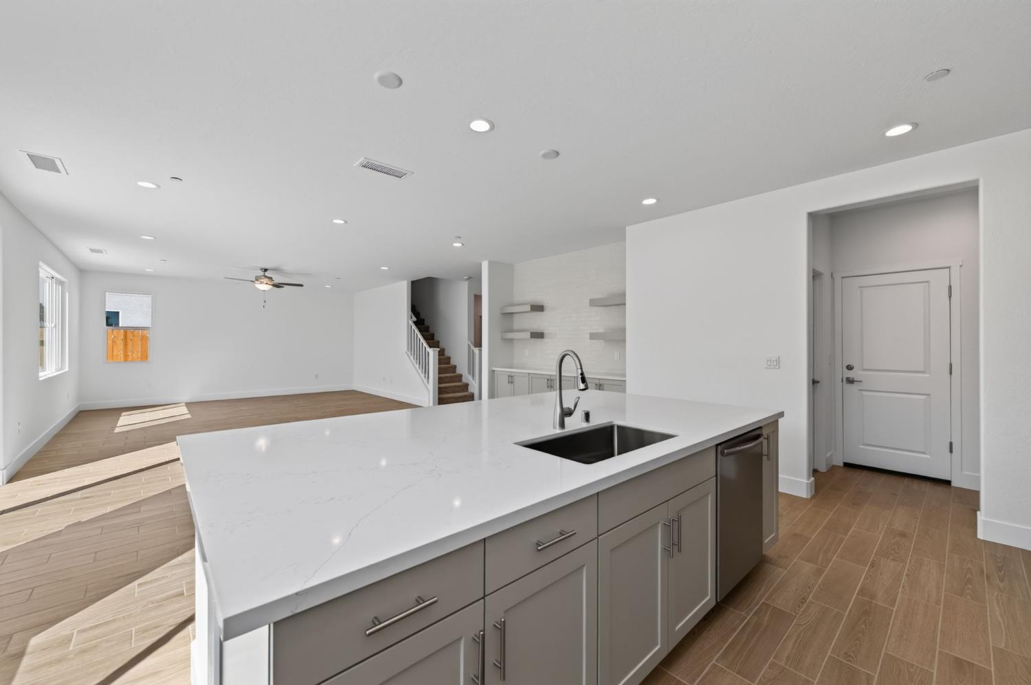 2895 E Veranda Dr, Fresno, CA 93730