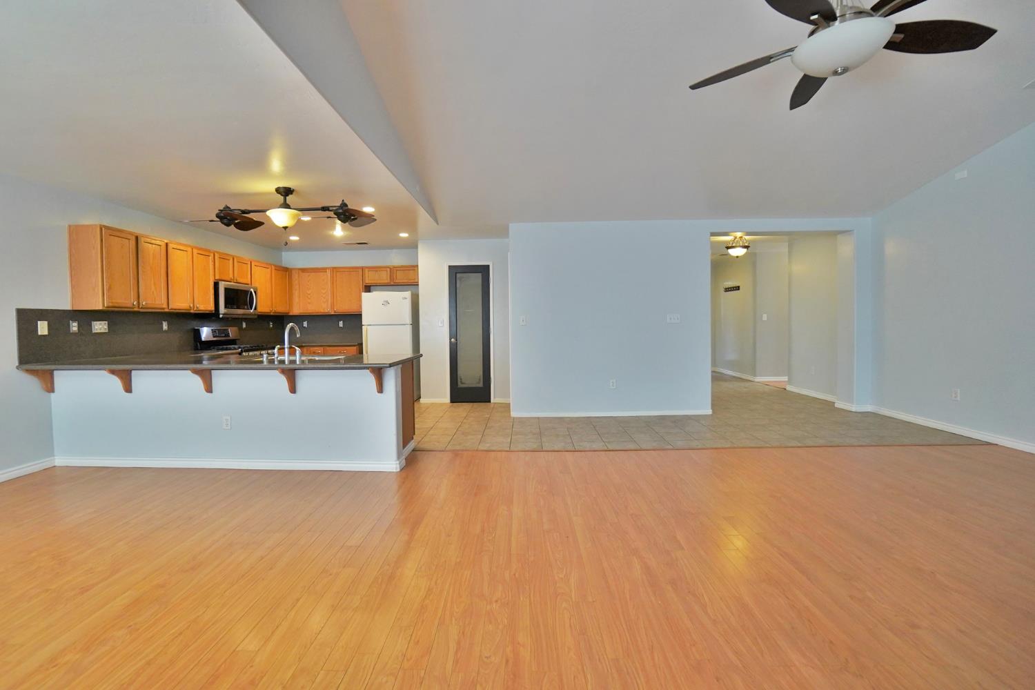 2017 W Queens Way, Hanford, CA 93230