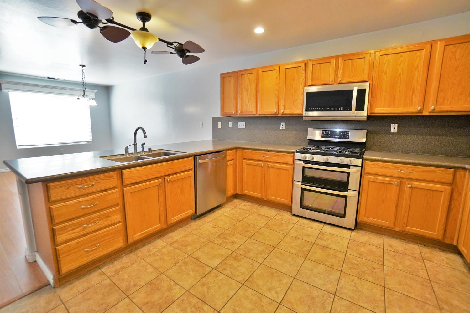 2017 W Queens Way, Hanford, CA 93230