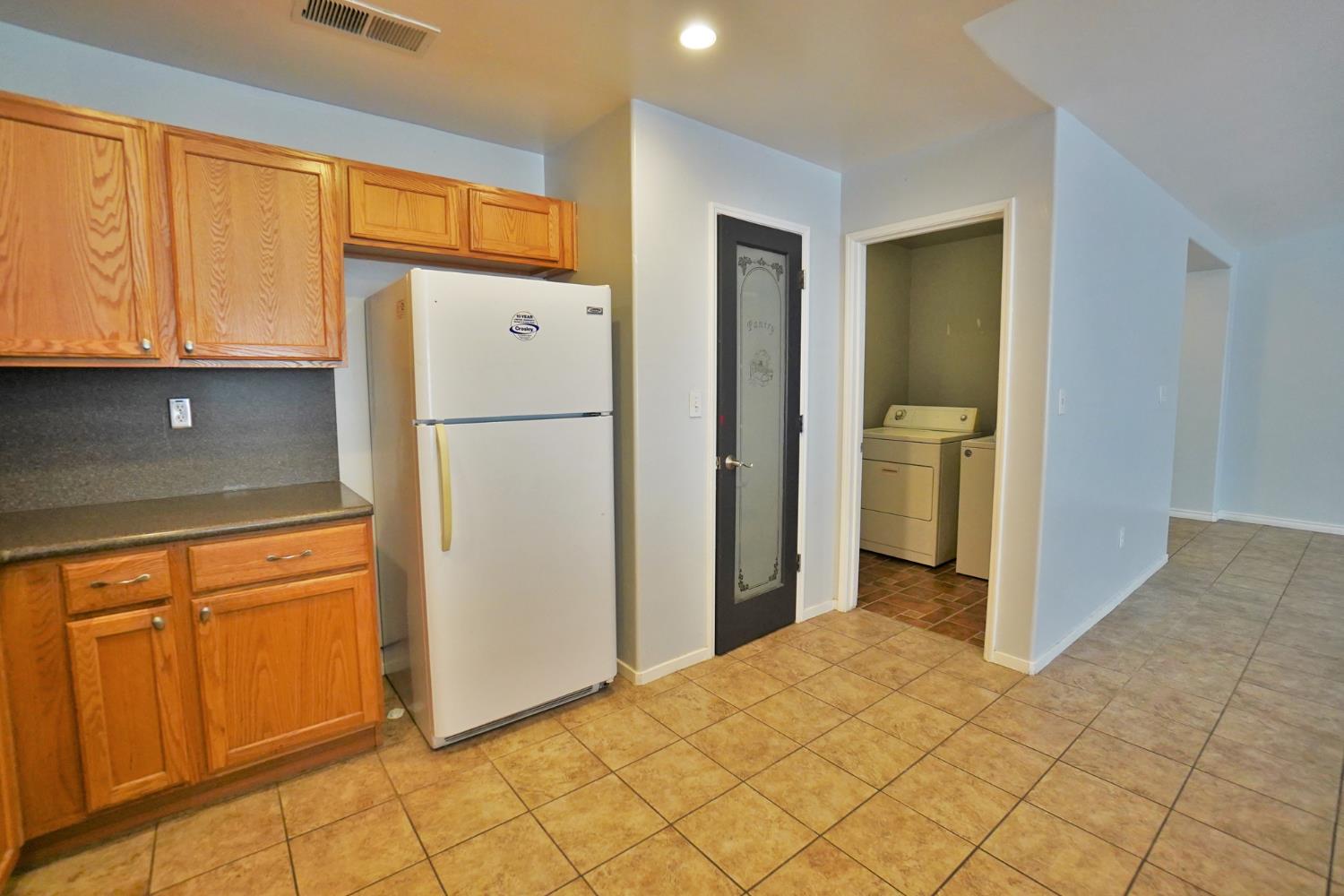 2017 W Queens Way, Hanford, CA 93230