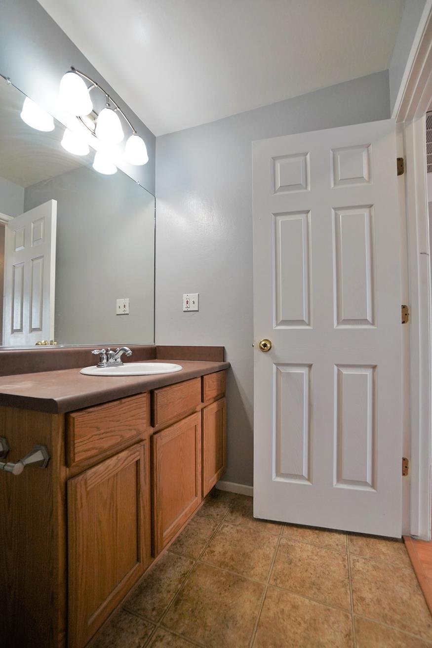2017 W Queens Way, Hanford, CA 93230