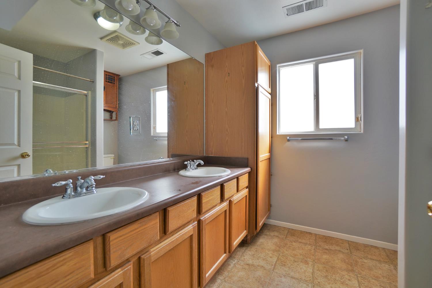2017 W Queens Way, Hanford, CA 93230