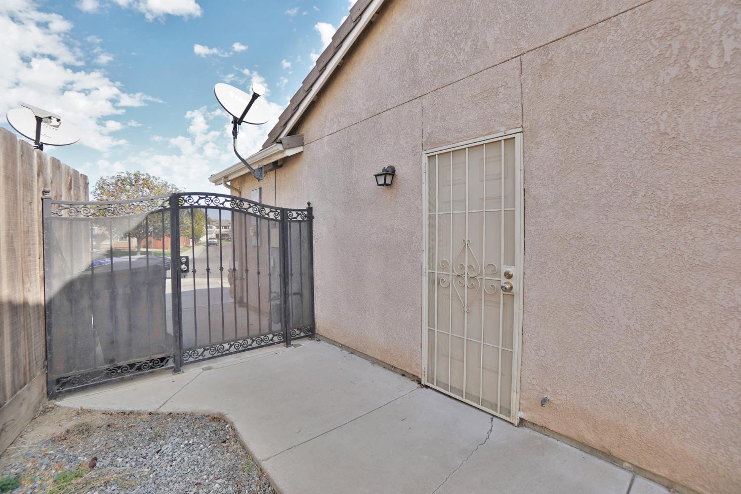 2017 W Queens Way, Hanford, CA 93230