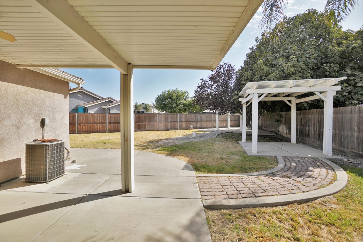 2017 W Queens Way, Hanford, CA 93230