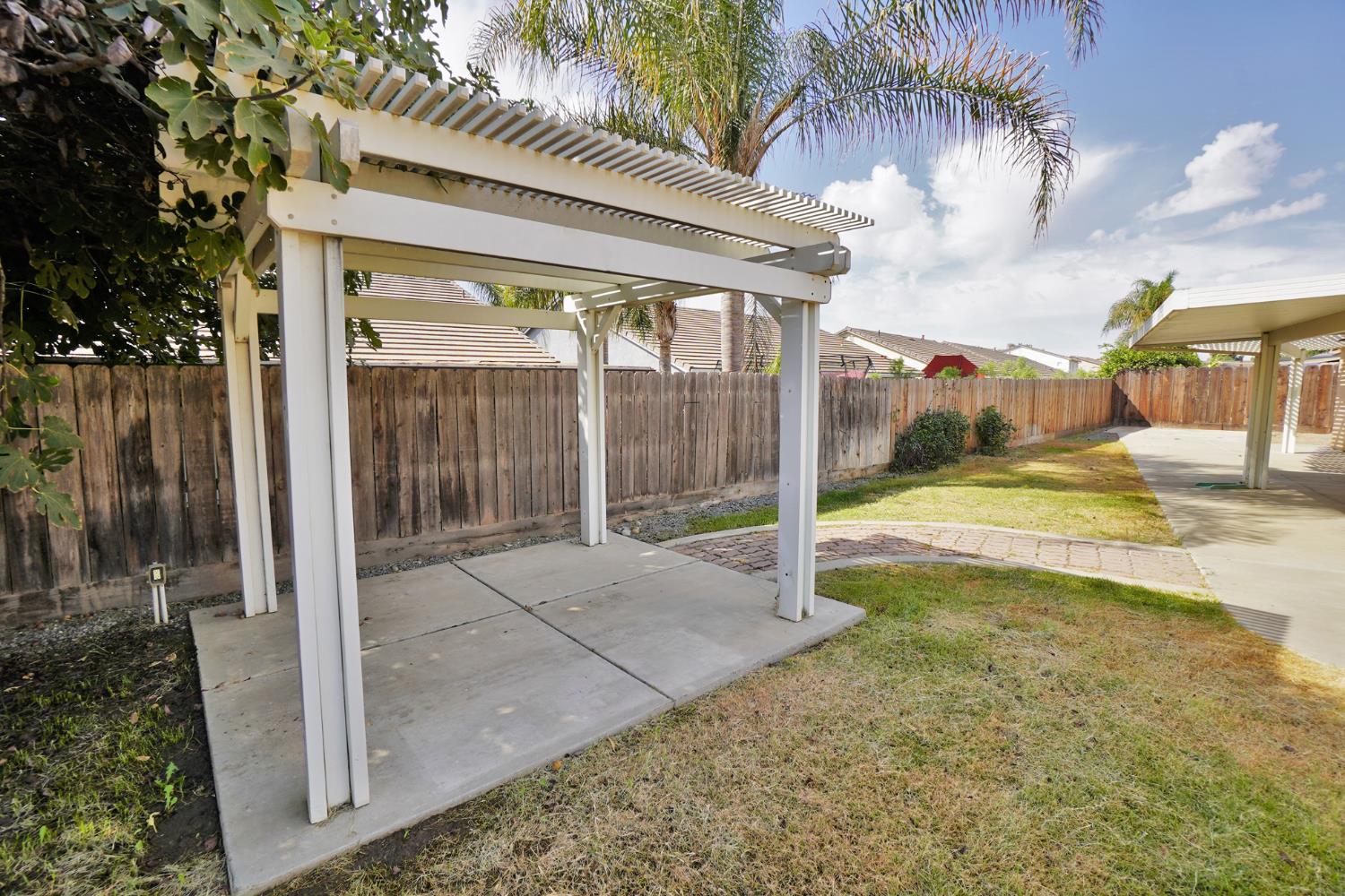 2017 W Queens Way, Hanford, CA 93230