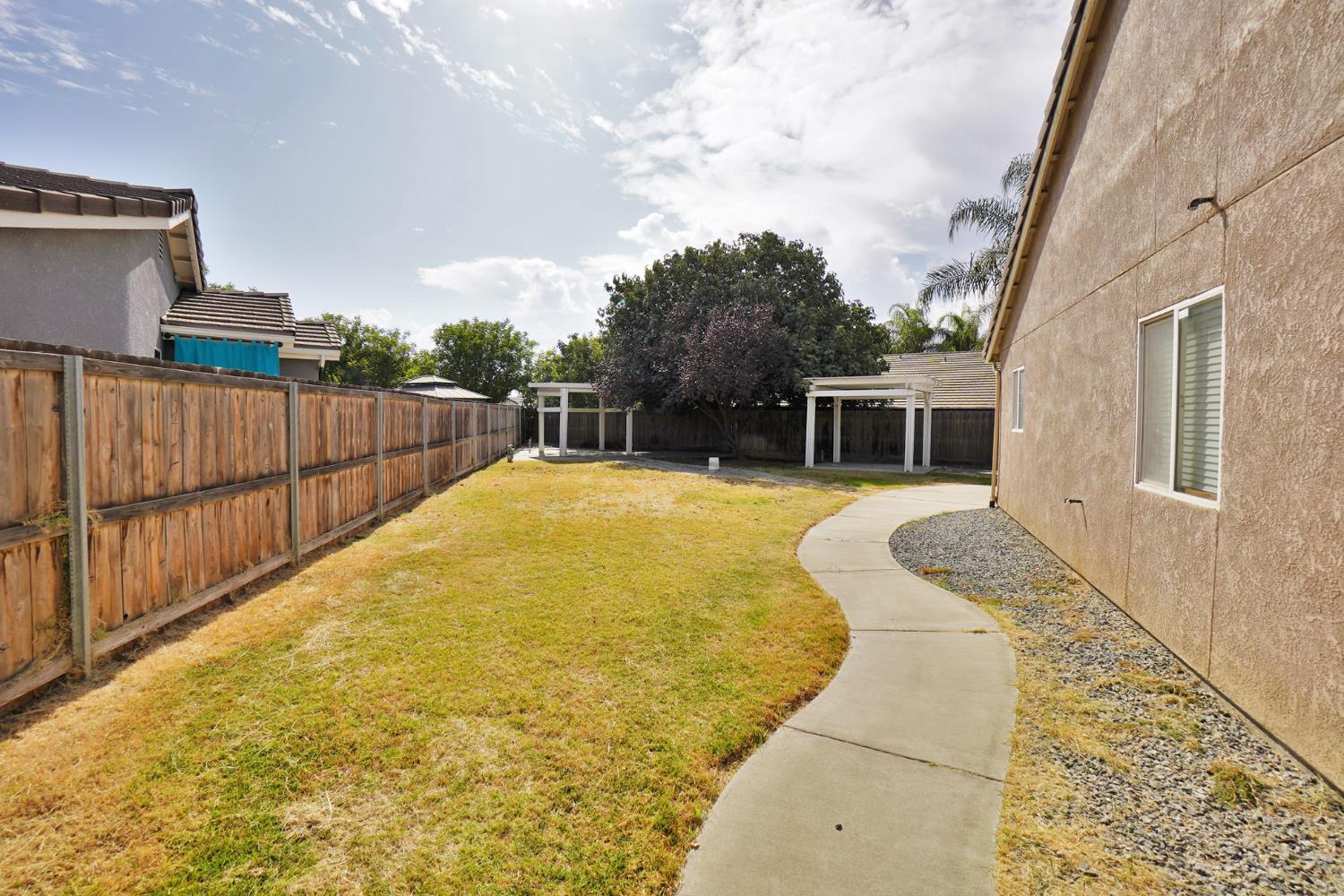 2017 W Queens Way, Hanford, CA 93230