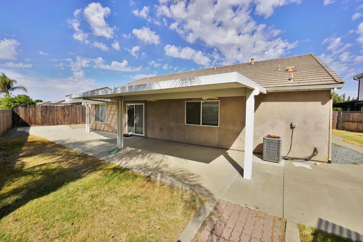 2017 W Queens Way, Hanford, CA 93230