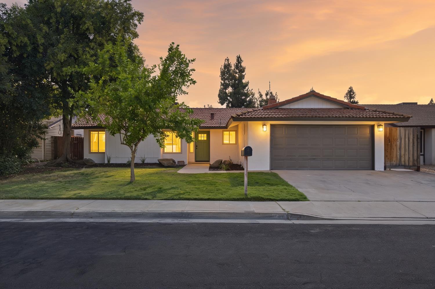 1064 Carey Ave, Clovis, CA 93611