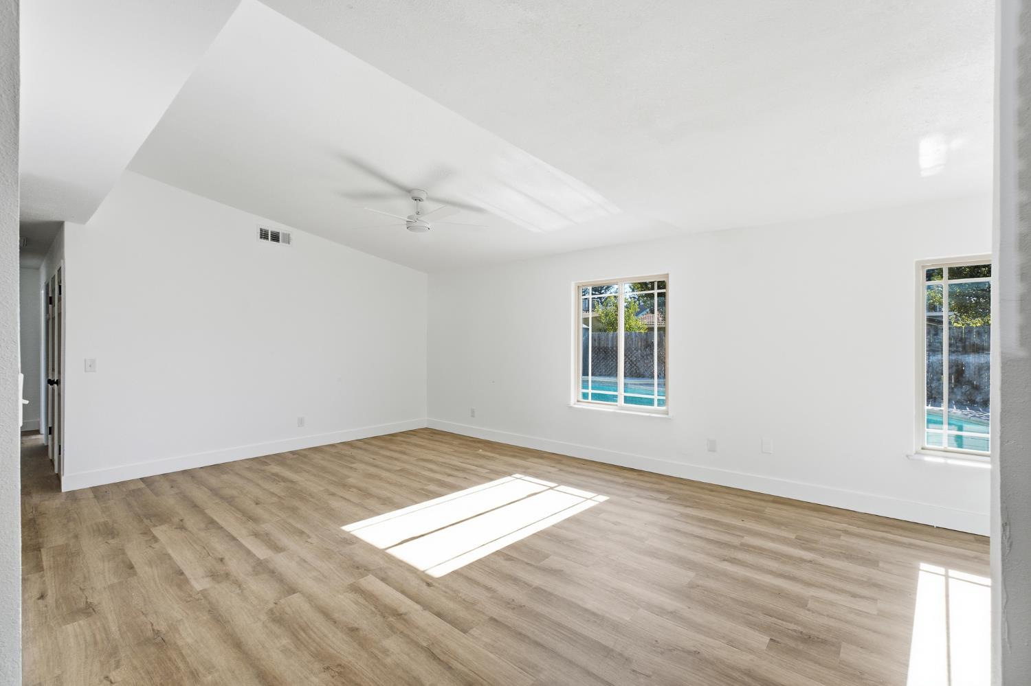1064 Carey Ave, Clovis, CA 93611