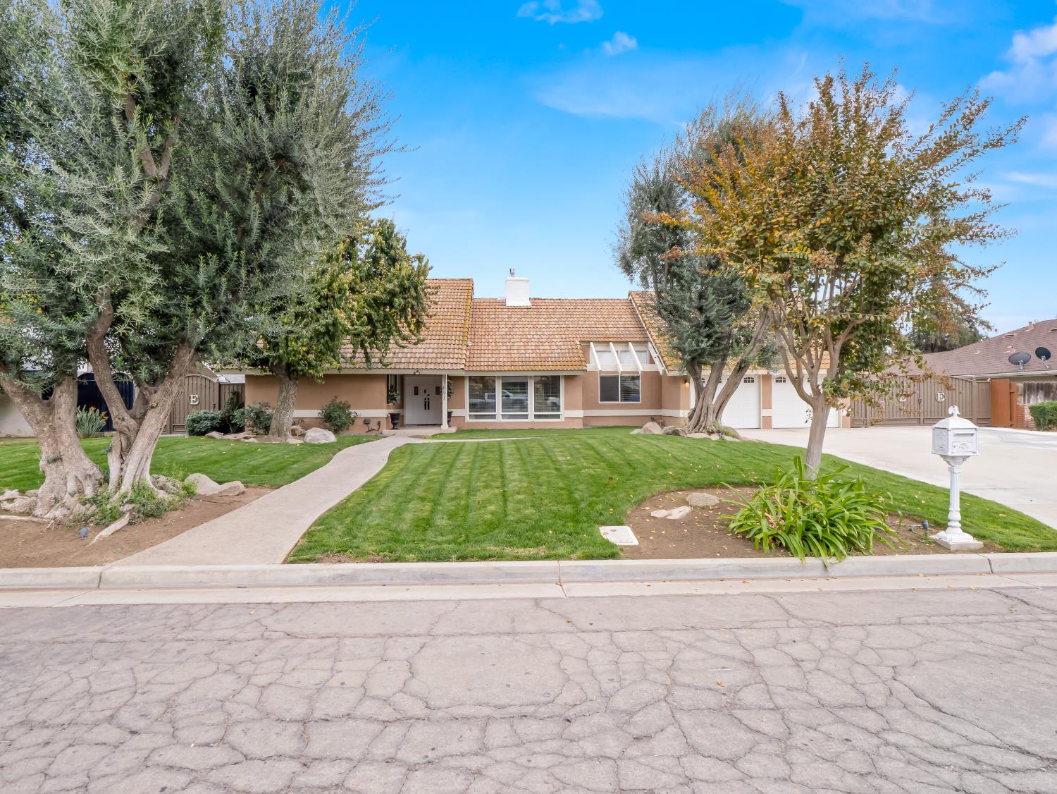 1691 S Bailey Ave, Fresno, CA 93727