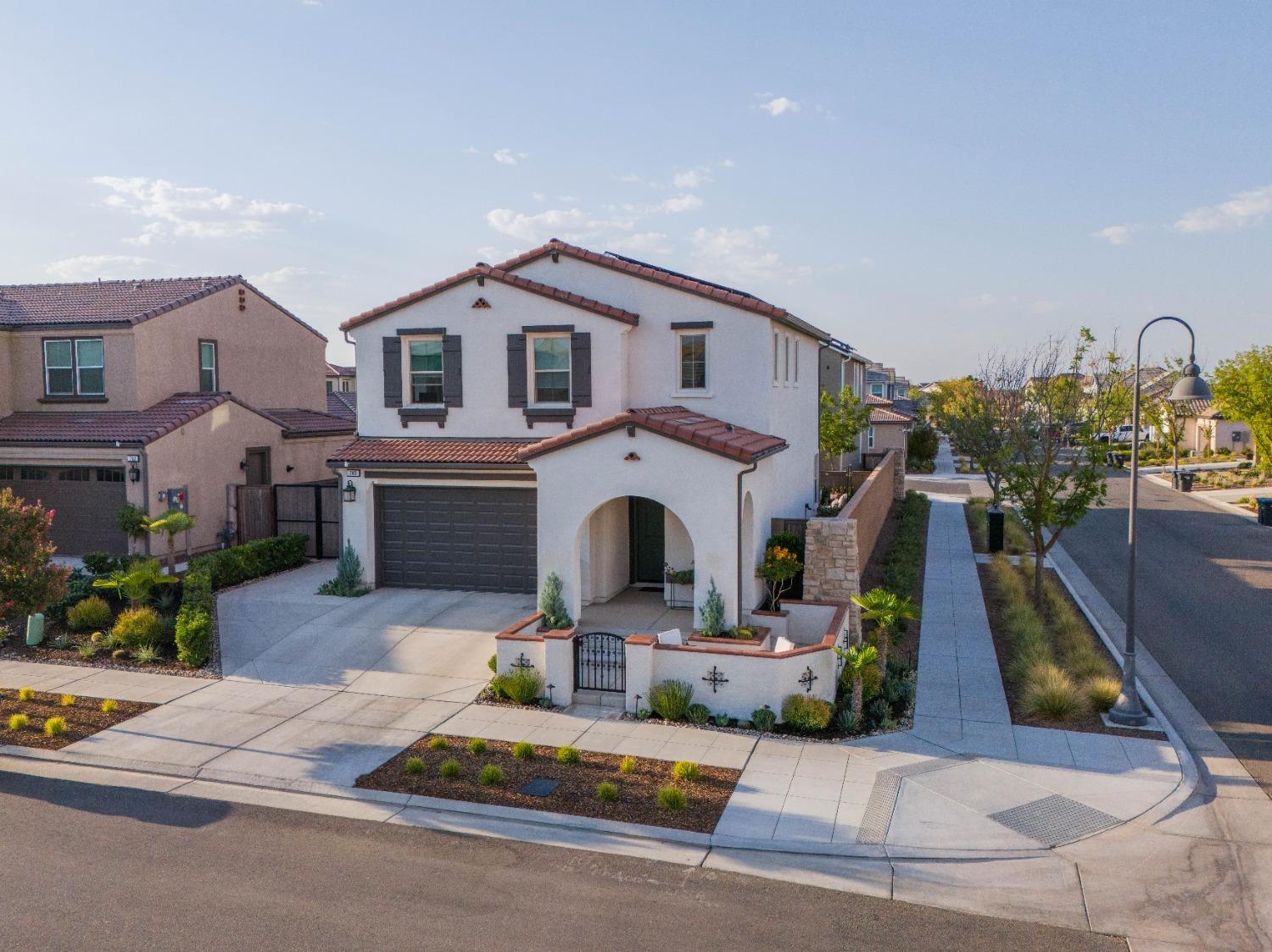 748 Ridgebank Ave, Madera, CA 93636