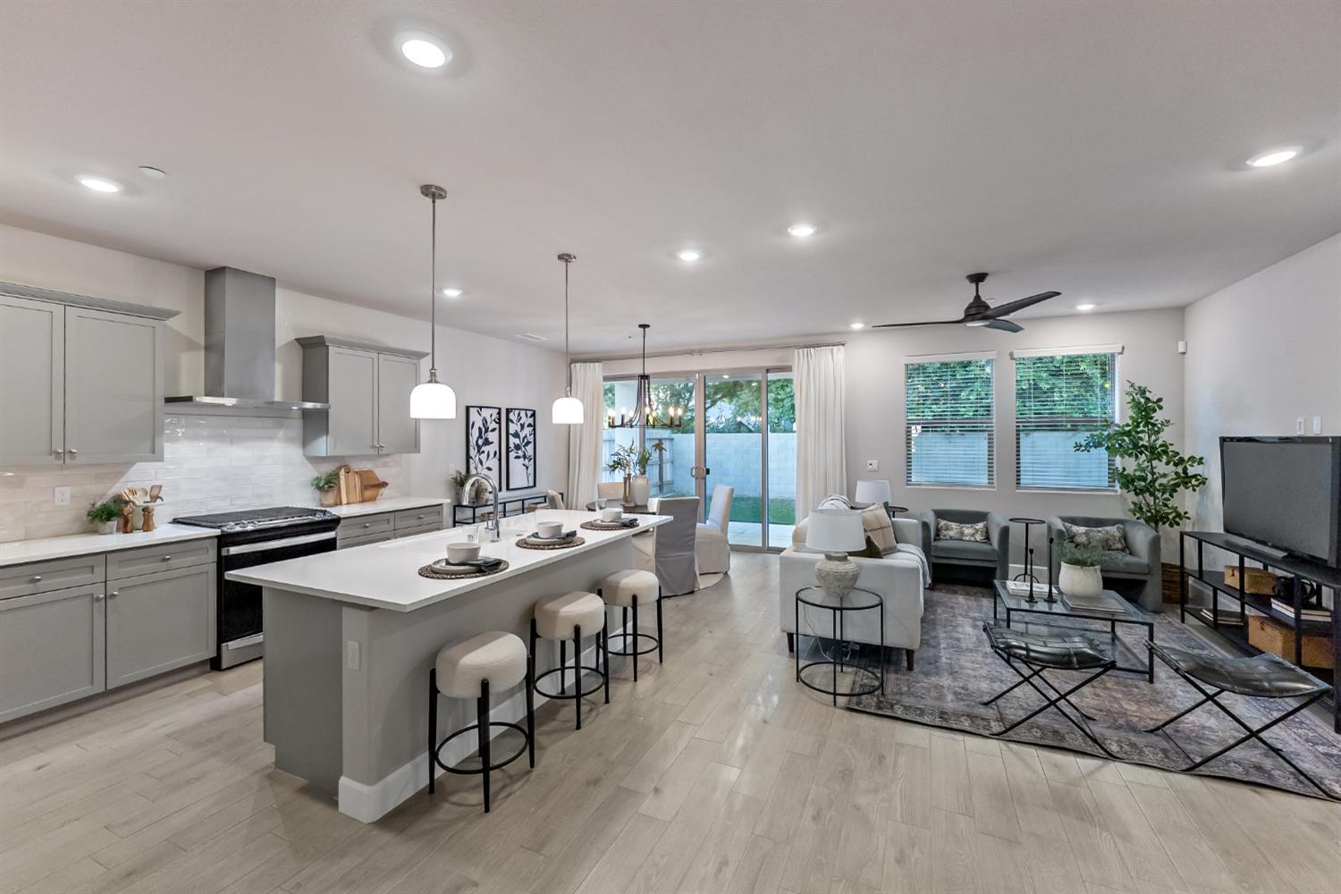 8649 N Whistler Dr, Fresno, CA 93720