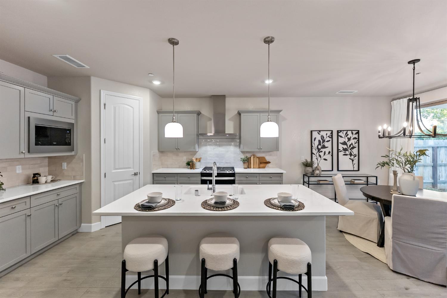 8649 N Whistler Dr, Fresno, CA 93720