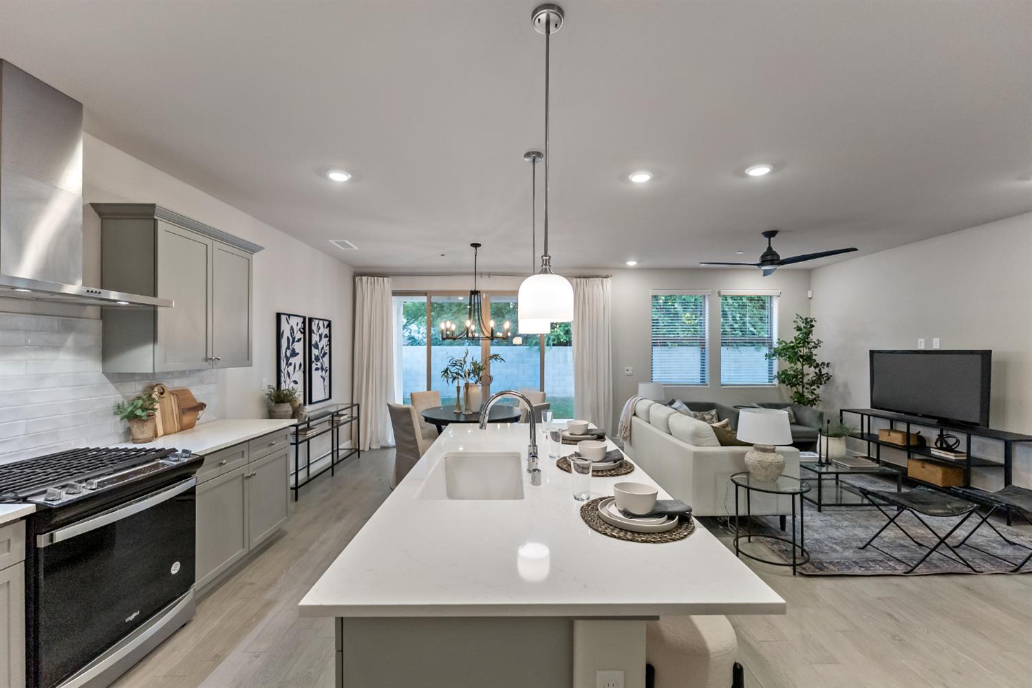 8649 N Whistler Dr, Fresno, CA 93720