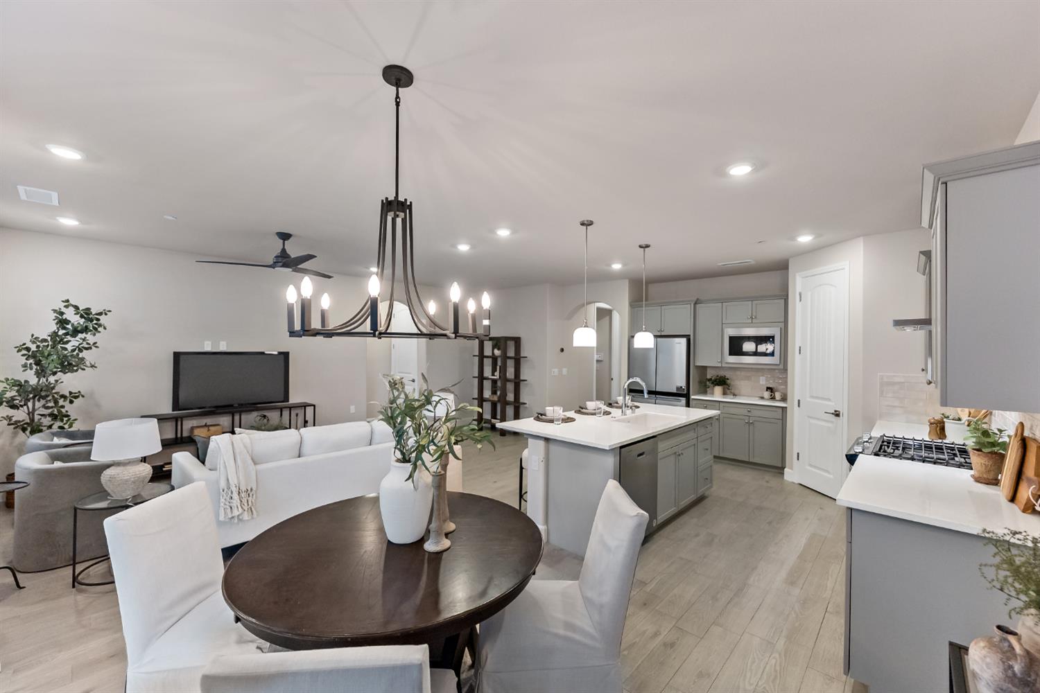 8649 N Whistler Dr, Fresno, CA 93720