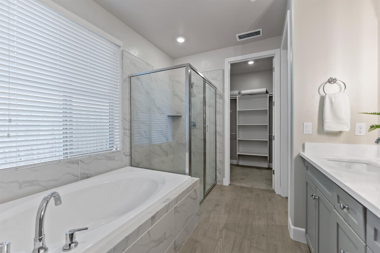 8649 N Whistler Dr, Fresno, CA 93720