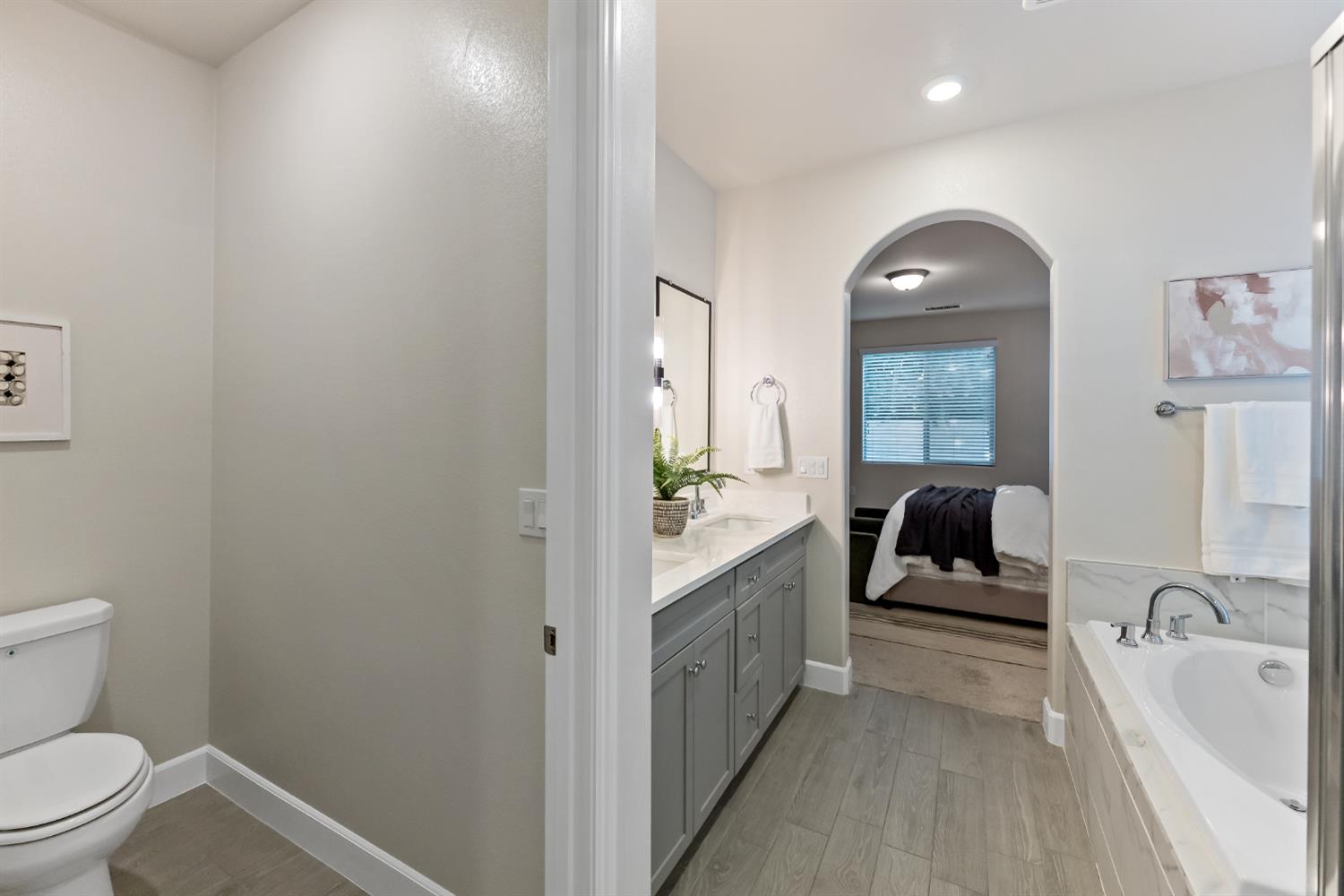 8649 N Whistler Dr, Fresno, CA 93720