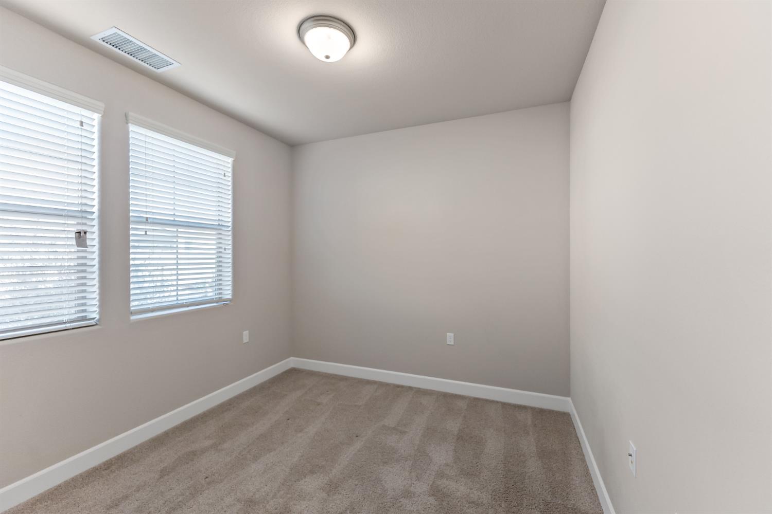 8649 N Whistler Dr, Fresno, CA 93720