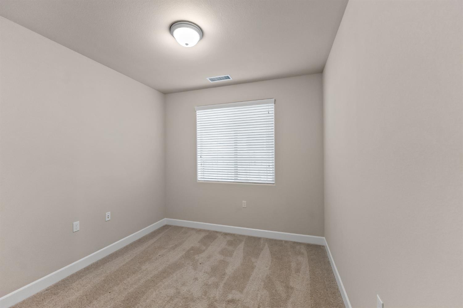 8649 N Whistler Dr, Fresno, CA 93720