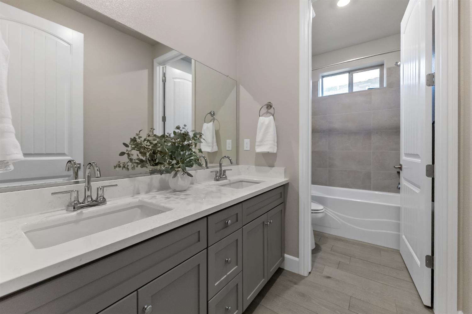 8649 N Whistler Dr, Fresno, CA 93720