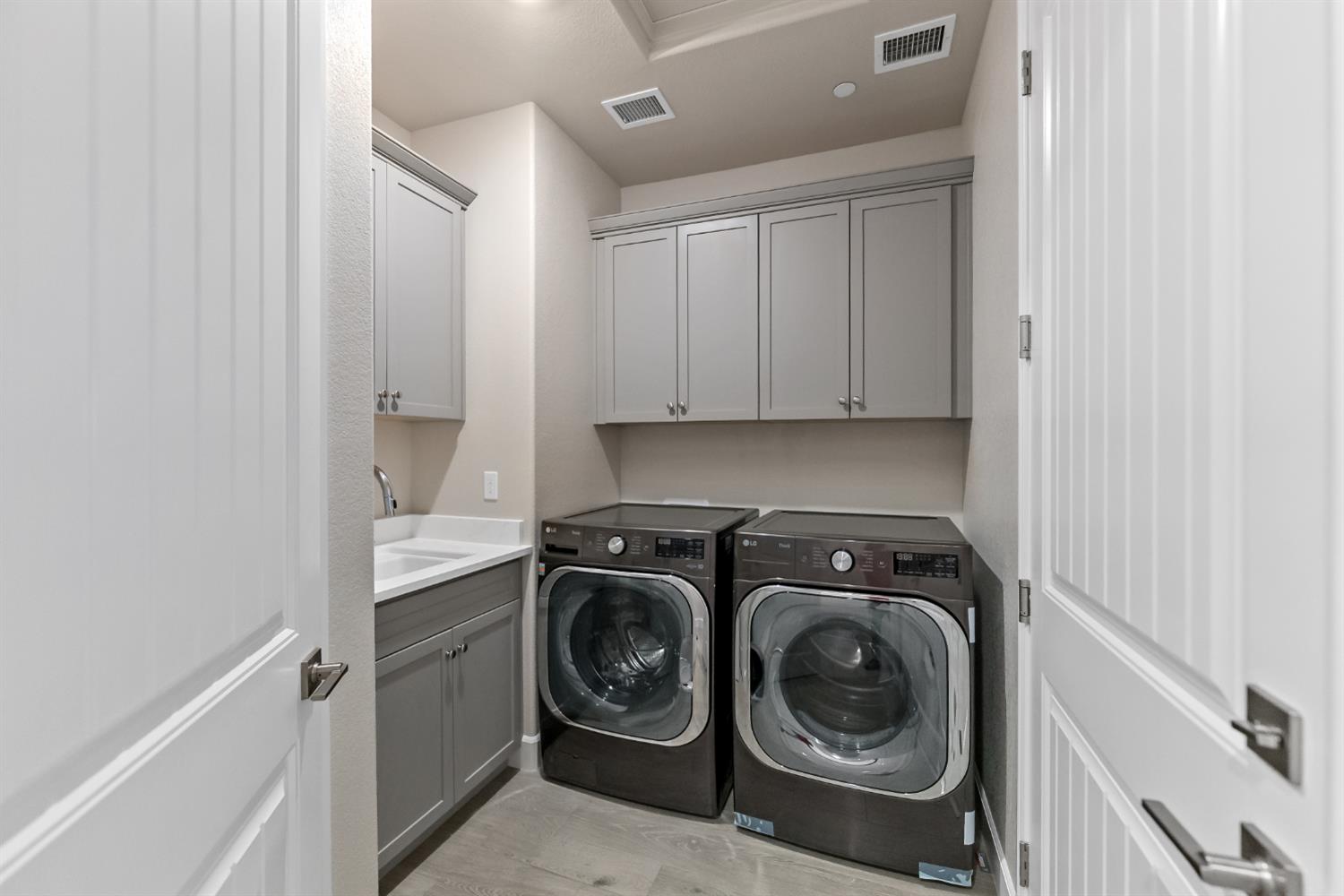 8649 N Whistler Dr, Fresno, CA 93720