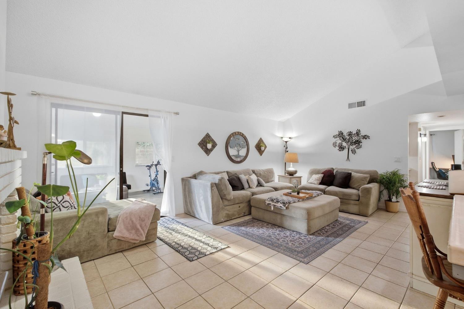 3684 Phillip Ave, Clovis, CA 93612