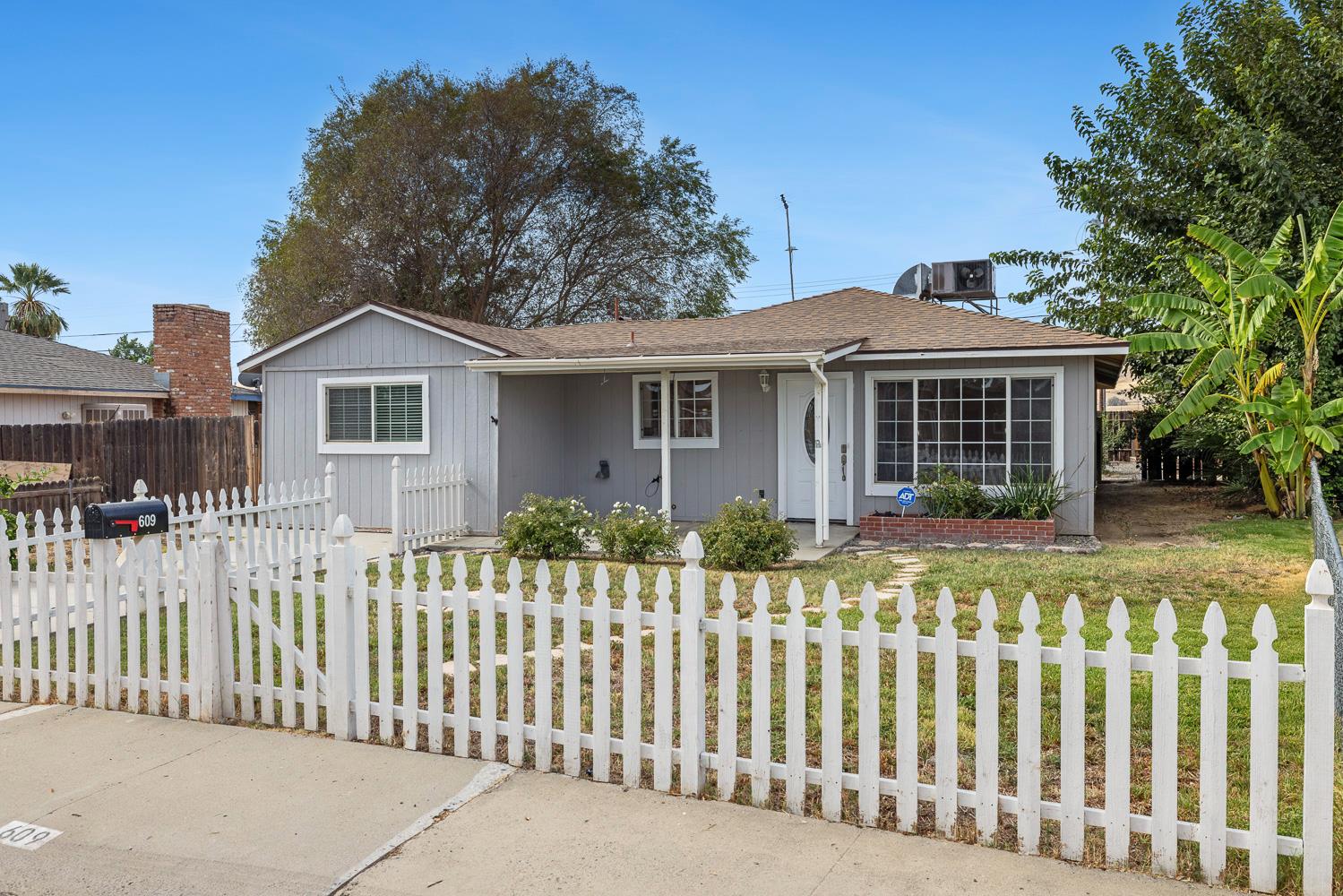 609 College Ave, Coalinga, CA 93210