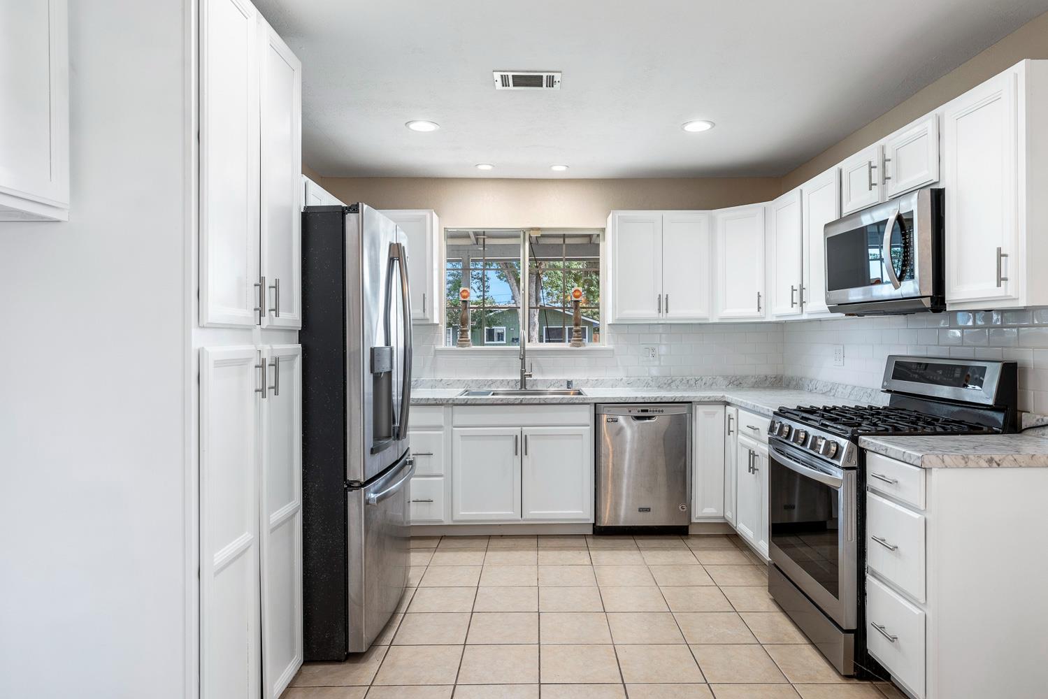 609 College Ave, Coalinga, CA 93210