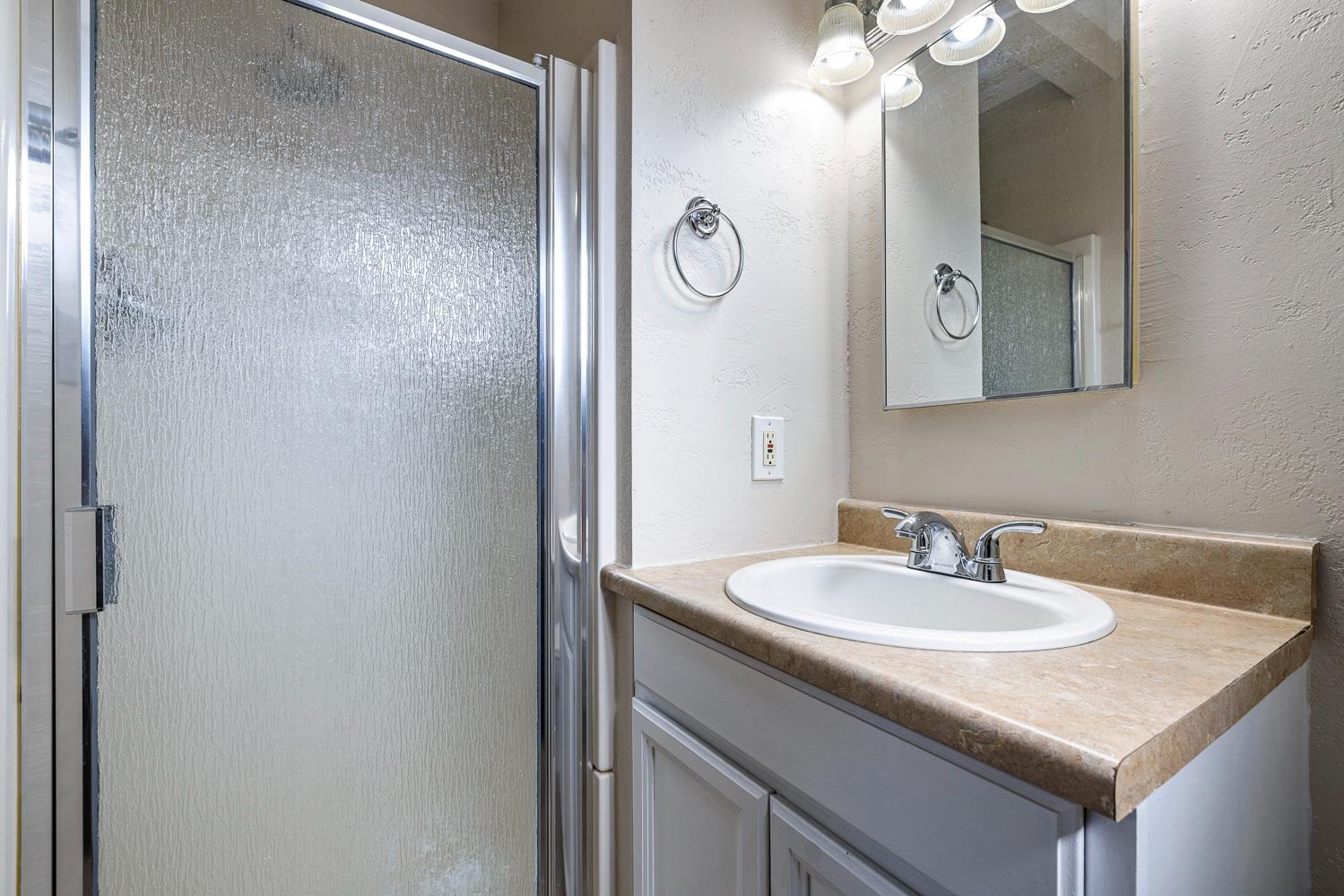 609 College Ave, Coalinga, CA 93210