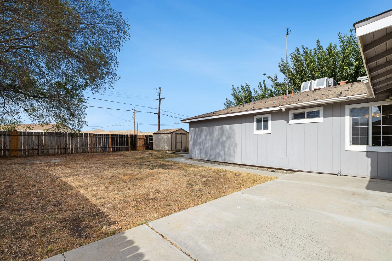 609 College Ave, Coalinga, CA 93210