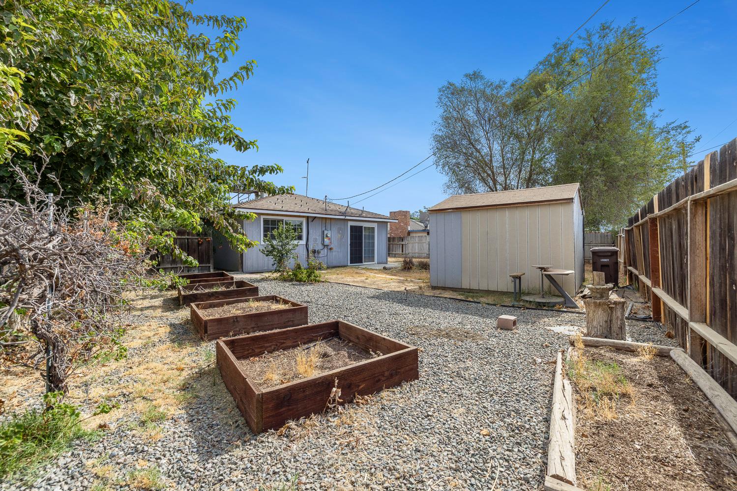 609 College Ave, Coalinga, CA 93210